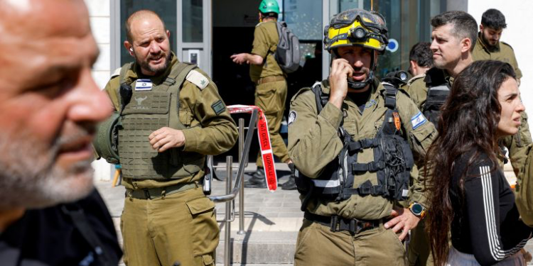 إسرائيل تحشد 100 ألف من الاحتياط وتعلن الاستنفار مع حدود سوريا ولبنان