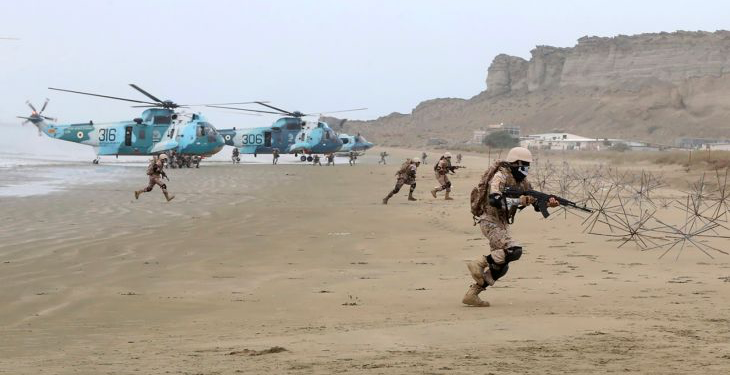 مسؤول سابق بالناتو: إيران قادرة على “اكتساح” القوات الأمريكية إذا دخلت برا