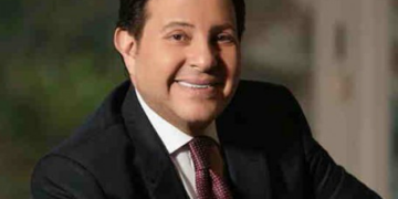 مضاعفات بالقلب والكلى.. هاني شاكر في العناية المركزة