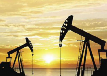 “بلومبرغ”: دول الشرق الأوسط تخفض إنتاجها اليومي من النفط