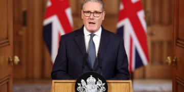 ستارمر يعلن انضمام بريطانيا إلى “العمليات الدفاعية الإقليمية