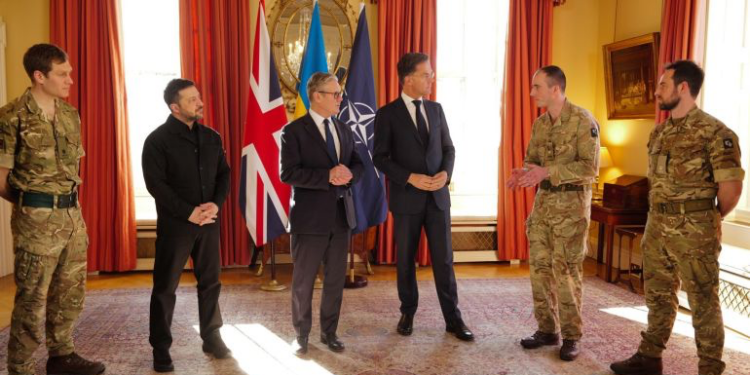 زيلينسكي: نستطيع إنتاج 2000 مسيّرة اعتراضية يوميا