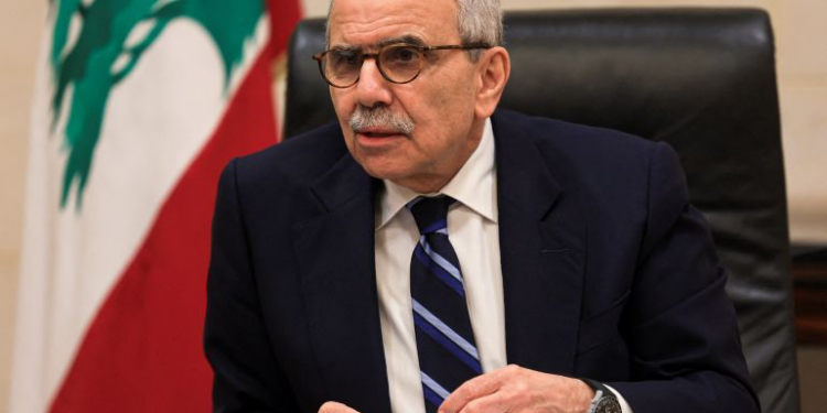 رئيس وزراء لبنان يحذر من الانجرار للحرب وسط استمرار غارات إسرائيلية