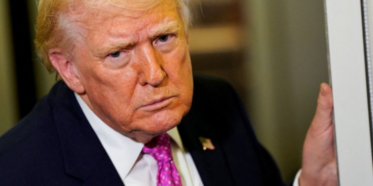 ترمب يلوح بالاستيلاء على النفط الإيراني وجزيرة خارك