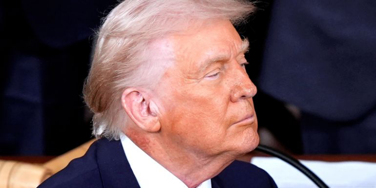 طفح جلدي في رقبة الرئيس ترمب يثير تساؤلات حول صحته