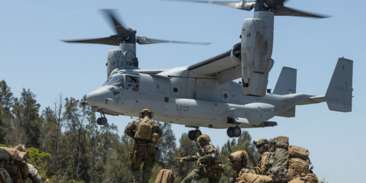 موقع بريطاني: مؤشرات قوية على استعداد واشنطن لغزو بري خاطف لإيران