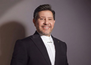 بعد شائعة وفاته.. تحسن حالة هاني شاكر واستعداده للسفر إلى فرنسا للعلاج