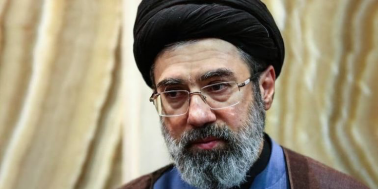 مسؤول إيراني: المرشد مجتبى خامنئي أُصيب بجروح طفيفة ويواصل عمله