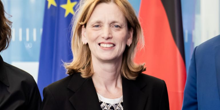 من كارين برين التي قد تصبح أول رئيسة ألمانية من أصول يهودية؟