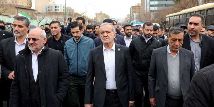 الرئيس الإيراني: لن نطرح أي مبادرة سياسية دون التنسيق الكامل مع المرشد