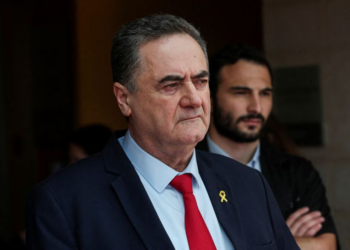 وزير الدفاع الإسرائيلي للبنان: ستدفعون ثمنا باهظا إن لم تنزعوا سلاح حزب الله