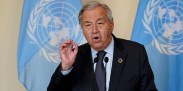 غوتيريش يندد بالهجمات “المخالفة للقانون” محذرا من خروج الوضع عن السيطرة في الشرق الأوسط