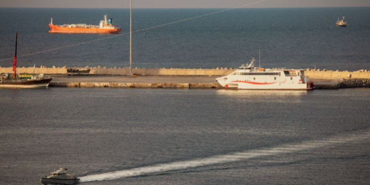 هرمز يقلب المعادلة.. محلل روسي يرصد مأزق واشنطن الجديد