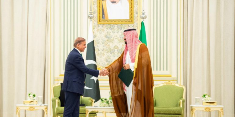 قوة باكستانية تضم مقاتلات تصل إلى السعودية بموجب اتفاقية الدفاع المشترك