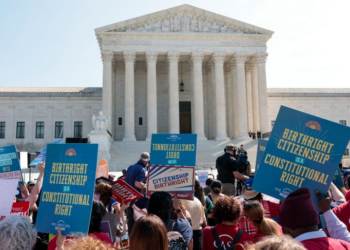 حق المواطنة بالولادة.. كيف يخسر ترمب في المحكمة ويكسب خارجها؟