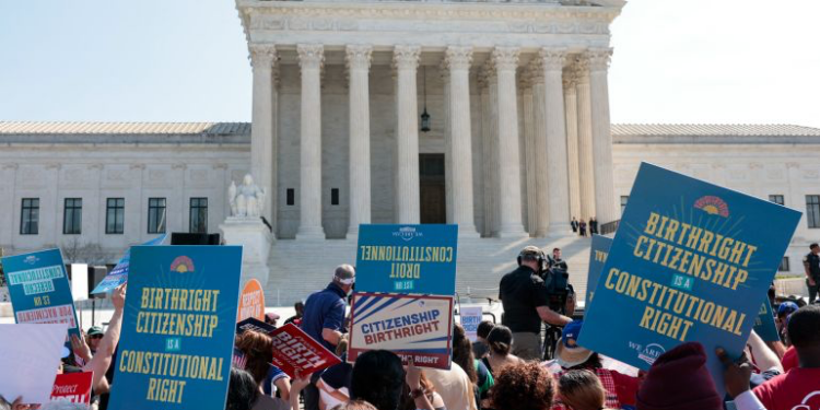 حق المواطنة بالولادة.. كيف يخسر ترمب في المحكمة ويكسب خارجها؟