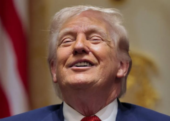 كاتب بريطاني: مفاوضو ترامب الهواة سيواجهون صعوبة في إنقاذه من الإذلال