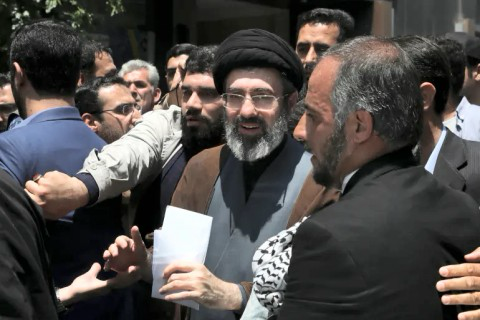 “معاريف” تدعي تحول مفاجئ بموقف “تل أبيب” من القائد الجديد لإيران