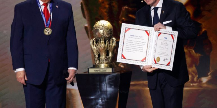 الفيفا يتعرض لانتقادات بسبب منح جائزة السلام لترامب