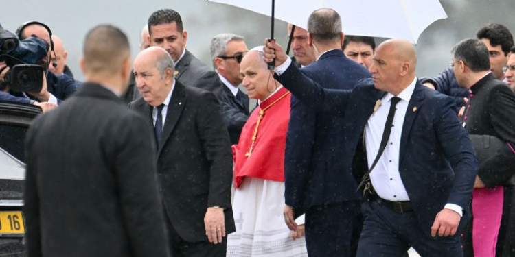 بابا الفاتيكان يبدأ زيارة تاريخية للجزائر