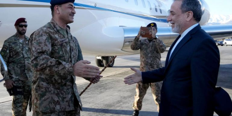 يحمل رسالة أمريكية.. قائد الجيش الباكستاني يصل إلى طهران