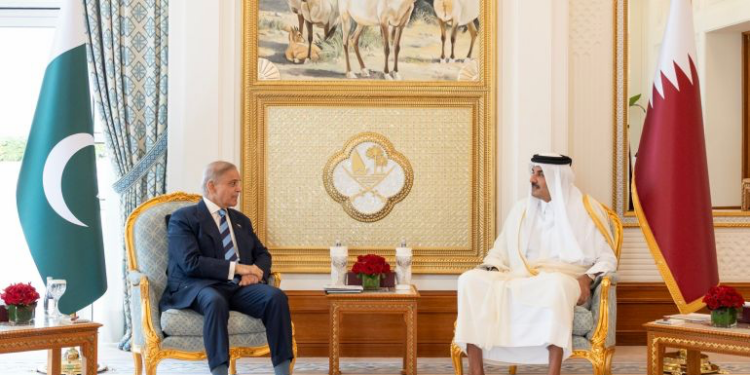 أمير قطر يلتقي رئيس وزراء باكستان لبحث خفض التصعيد بالمنطقة