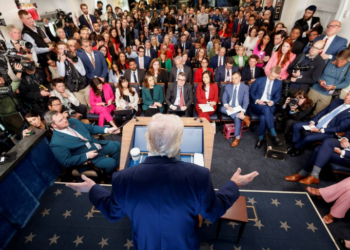 كاتب أمريكي: على كل صحفي طرح هذين السؤالين على الرئيس ترمب