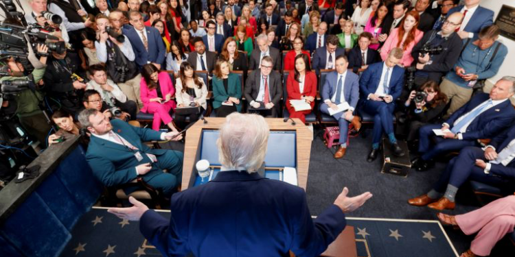 كاتب أمريكي: على كل صحفي طرح هذين السؤالين على الرئيس ترمب