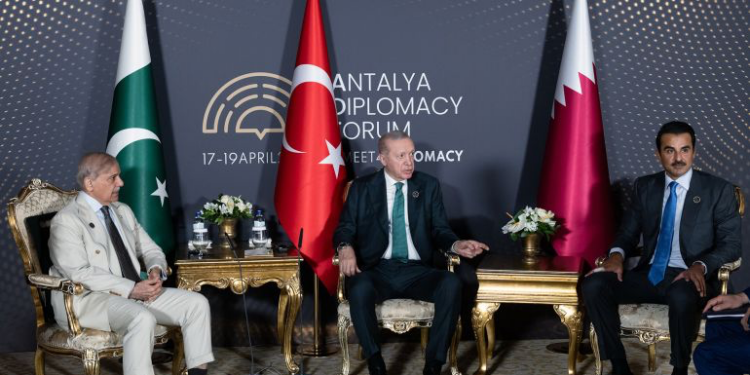 أمير قطر يلتقي أردوغان ورئيس وزراء باكستان في أنطاليا