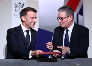 مبادرة “سلمية” من ماكرون وستارمر لكسر أزمة مضيق هرمز