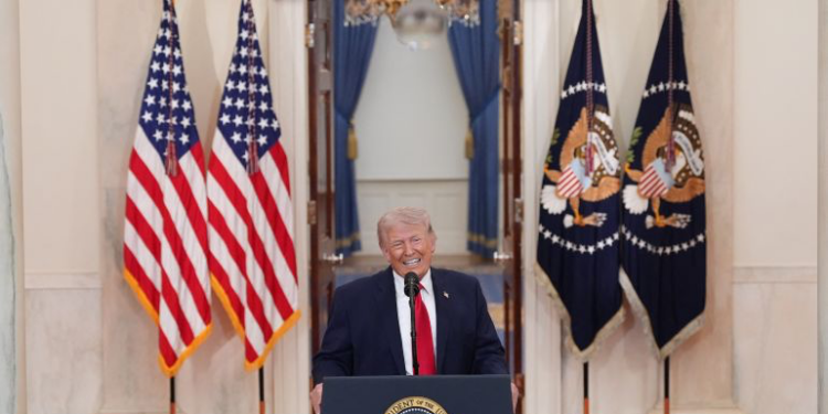 ترمب: سنواصل الحرب ونضرب إيران بقوة ونعيدها للعصر الحجري الذي تنتمي إليه