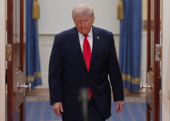 هآرتس: ترمب أضرم النار بالشرق الأوسط ويتوقع من العالم أن يخمدها