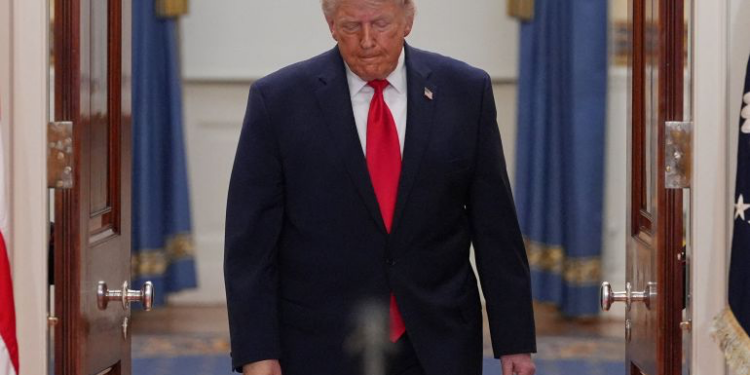 هآرتس: ترمب أضرم النار بالشرق الأوسط ويتوقع من العالم أن يخمدها