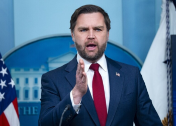 باعتباره المرشح الأبرز لوراثة ترمب رغم مؤشرات التراجع التي أحاطت به أخيرا بين الولاء والطموح.. فانس في سباق مبكر لوراثة ترمب