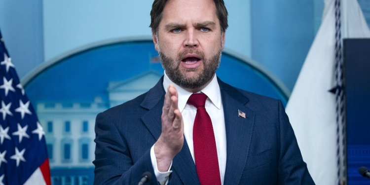 باعتباره المرشح الأبرز لوراثة ترمب رغم مؤشرات التراجع التي أحاطت به أخيرا بين الولاء والطموح.. فانس في سباق مبكر لوراثة ترمب