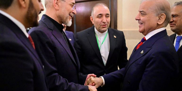 وجها لوجه.. بدء المحادثات الثلاثية بين إيران والولايات المتحدة في باكستان