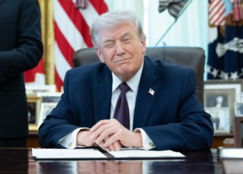 أكسيوس: تقلبات ترمب تربك مساعديه وتُبقي خططه تجاه إيران غامضة