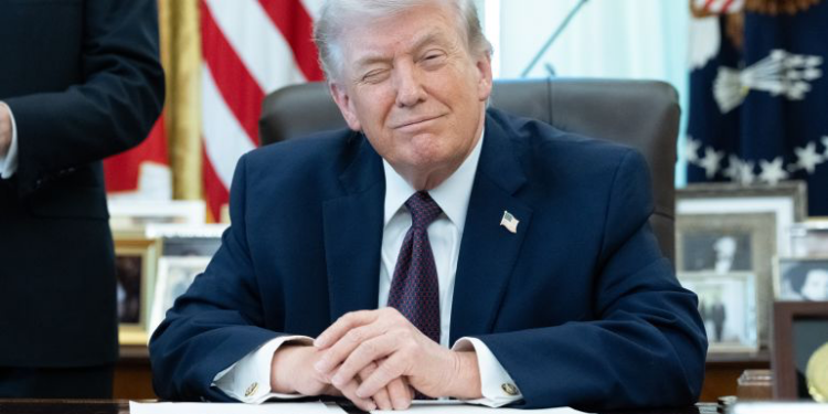 أكسيوس: تقلبات ترمب تربك مساعديه وتُبقي خططه تجاه إيران غامضة