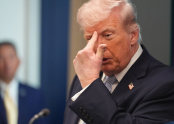 لوفيغارو: ترمب في إيران.. وحيدا على أبواب الجحيم