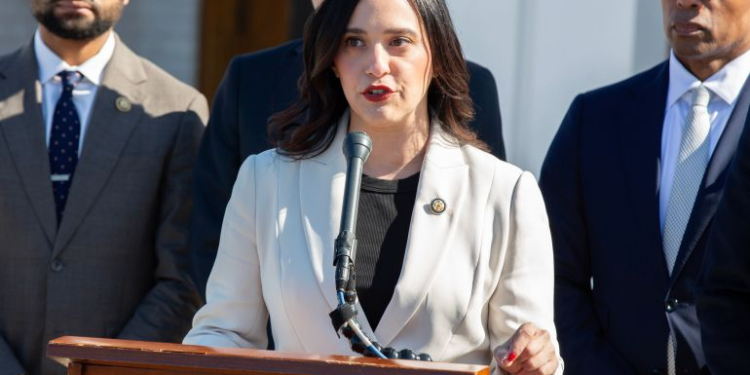 تحرك في الكونغرس لعزل وزير الحرب ومطالبة بتفعيل “التعديل 25” ضد ترمب