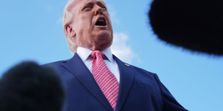 مراسلة في البيت الأبيض: ترمب يبدو مذعورا خلف الكواليس