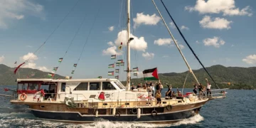 إسرائيل تبدأ ترحيل ناشطي “أسطول الصمود”.. ومركز “عدالة” يتهم السلطات الإسرائيلية باذلال وتعنيف النشطاء