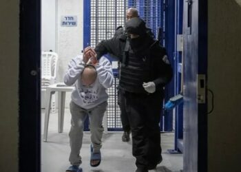 هآرتس: صدور أمر عسكري يسمح بتطبيق الإعدام بحق أسرى فلسطينيين بالضفة