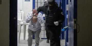 هآرتس: صدور أمر عسكري يسمح بتطبيق الإعدام بحق أسرى فلسطينيين بالضفة
