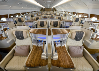 طيران الإمارات تكمل تحديث أول طائرة إيرباص A380 ذات الدرجتين