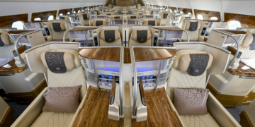 طيران الإمارات تكمل تحديث أول طائرة إيرباص A380 ذات الدرجتين