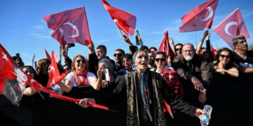 توقيف 13 عضوا في حزب الشعب الجمهوري التركي بعد عزل قيادته المنتخبة