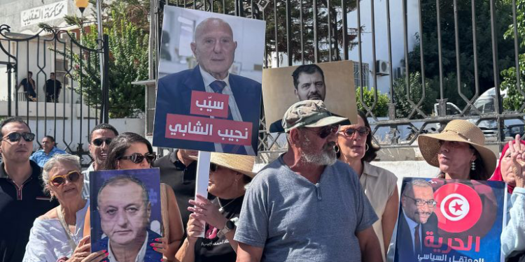 محكمة تونسية تؤيد أحكاما بالسجن تصل 45 سنة وسط احتجاجات لعائلات المعتقلين