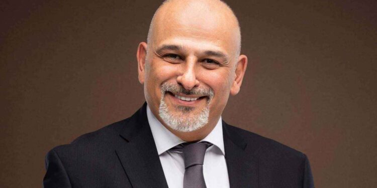 جمال سليمان يعود إلى الدراما السورية بعد غياب سنوات عبر «التوأم الشامي»
