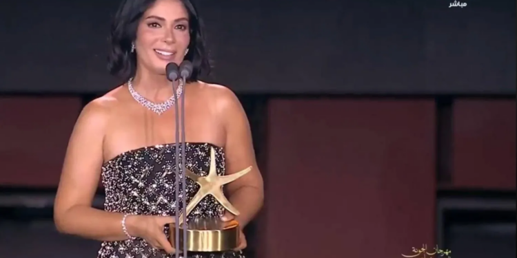 مهرجان الجونة يفتتح دورته التاسعة ويكرم منى زكي